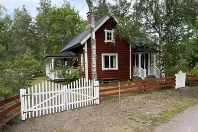 Image de Amoureusement préparés, mais signaleur-maison à droite sur la rivière dans le sud de la Suède le plus grand