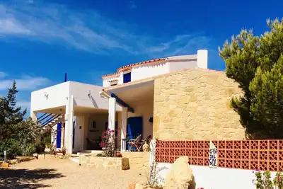 Image de Maison avec jardin, vue sur la mer et Wi-Fi gratuit