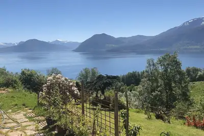 Une vue imprenable sur les montagnes et la mer, dort 8 personnes.