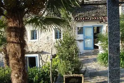 Image de Maison Pittoresque Avec Superbe vue sur le Lac, Sentier Menant au Lac Majeur
