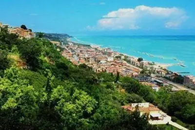 Image de Belle maison au coeur du village médiéval, entre les montagnes et plages