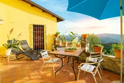 Image de Maison en pierre avec vue panoramique sur la mer