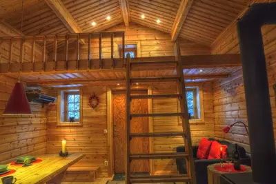 Image de Maison de vacances pittoresque dans les forêts de Laponie au bord de la rivière