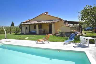 Image de Maison familiale et confortable avec piscine privée près de la mer