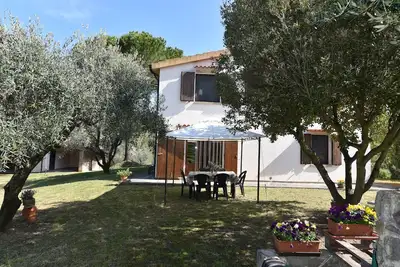 Image de Maison familiale confortable avec gr. Jardin près du village et de la mer, animaux