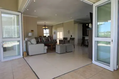Image de Maison moderne, piscine chauffée à l'énergie solaire et vue fantastique, dans le Kingswood Golf Resort