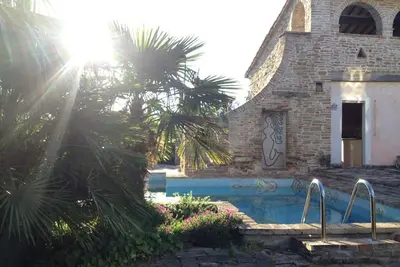 Image de 3 maisons en pierre dans un emplacement unique