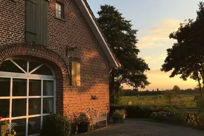 Image de Nouveau / Landhaus Grandma Muh avec 2 appartements exclusifs a. très grande propriété / près de Dangast