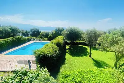 Image de Appartement avec air conditionné, vue sur la mer, piscine, Wi-Fi, colline calme, parking.