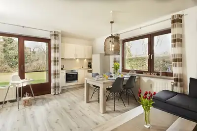 Image de Appartement confortable et équipé de haute qualité avec terrasse et grand jardin