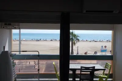 Image de Appartement T3 avec clim Front de mer entièrement refait et équipé à neuf.