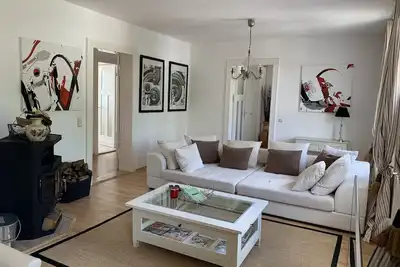 Image de Bel appartement design ensoleillé et confortable pour se détendre avec 2 chambres