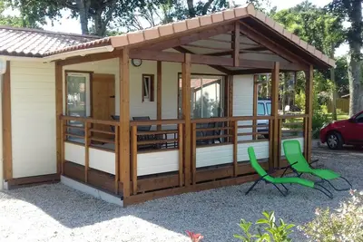 Image de Azur : Chalet dans parc résidentiel au cœur d une pinède, proche plages et golf.