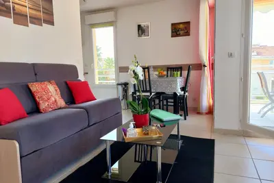 Image de Bel appartement au calme avec piscine proche plage et ville.