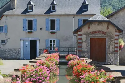 Image de Le Moulin d'Arudy *** : maison historique sur le canal et ses lavoirs