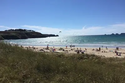 Image de Maison individuelle en pierres, a 800 m d'une plage sauvage.