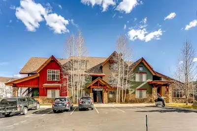 Image de Magnifique condo à côté des sentiers, lac, ski, commerces et restaurants! Jacuzzi!