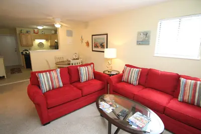 Image de Emplacement confortable, privé, fermé, Hilton Head avec de superbes vues. À quelques pas de la plage