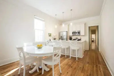 Image de Il est merveilleusement situé sur la rue Magazine!