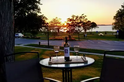 Image de Location en front de mer avec courts de tennis et aire de jeux directement devant la maison