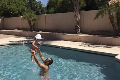 Image de Belle Familiale 1400 Sq Ft Accueil, Piscine privée, Idéalement situé, Coffre-fort