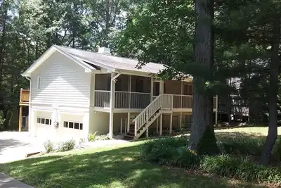 Image de Maison confortable près du Wnc Ag Center