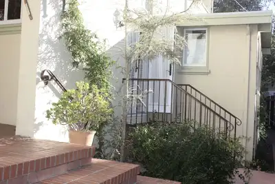 Image de Studio haut de gamme dans le quartier exclusif de Berkeley à Claremont