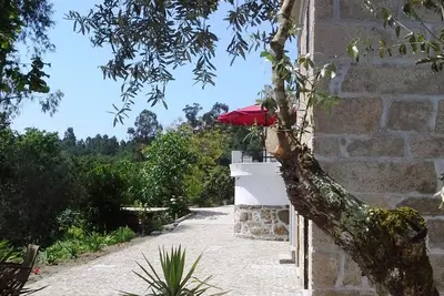 Image de 3 chambres dans ferme confortable rénovée. Vues de montagne. Airco. Près de Viseu