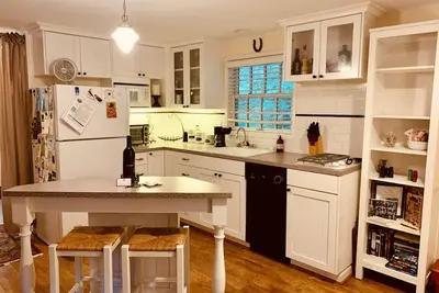 Image de Charmant Cottage Creekside! Détendez-vous dans la nature et à seulement quelques pas de la ville!