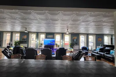 Image de 4000 sq ft Downtown Duluth Loft!