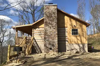 Image de Honeymoon Hideaway - Cabine En Bois Antique Romantique Proche De Tout! ! !