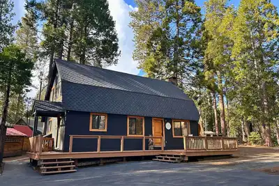 Image de Chalet confortable et propre près du lac Shaver - Emplacement de choix!