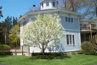 Image de South Haven, Mi Octagon - Maison confortable avec foyer et piscine extérieure - Lisez notre avis