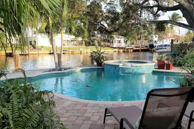 Image de Tropical Retreat. Florida Waterfront et Pool Home près de la plage