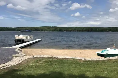 Cottage au bord du lac avec plage de sable fin et grande pêche sur Gun Lake à Fountain Mi