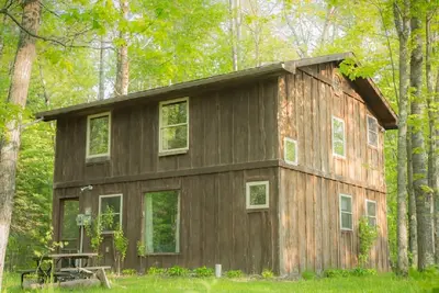 Image de Rustique Deux Level Tree Lodge Entouré par la forêt Avec Cheminée Et Fire Pit