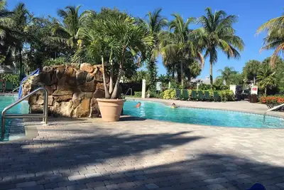 Image de Beau, spacieux 3 chambres, unité 2 salles de bain avec vue sur terrain de golf