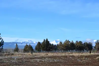 Image de Aile privée sur 10 hectares avec vue sur la montagne.
