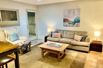 Image de Belle Casita au centre-ville. Cour privée!