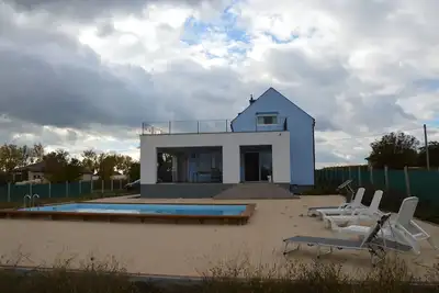 Image de Villa de luxe, piscine spacieuse, accessible en fauteuil roulant. Chambres avec air conditionné