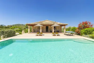 Image de Maison confortable pour 4 personnes avec piscine privée et jacuzzi