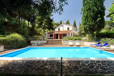 Image de Villa avec piscine privée et jardin dans un endroit privé