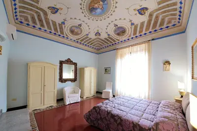 Image de maison historique avec jardin en face de la spa Grotta Giusti