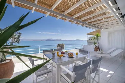 Loft de luxe sur la plage, balcon avec vue sur la mer, près de Nauplie, Mycènes