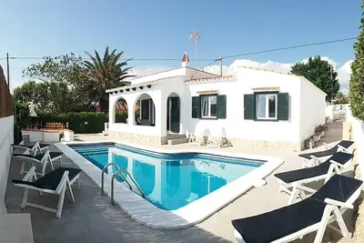 Image de 3 chambres, 2 salles de bains, piscine, Wi-Fi, spacieuse villa à Cala En Porter zone calme