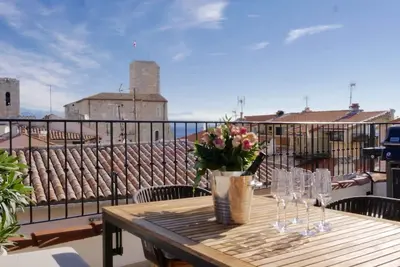 Image de Maison de ville de luxe récemment rénovée dans Vieil Antibes avec terrasse sur le toit vue sur la mer
