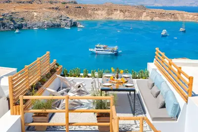 Image de Luxe Nouvelle villa juste au-dessus plage principale Lindos avec vue sur la mer et un jacuzzi extérieur