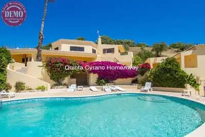 Image de Grande maison avec piscine