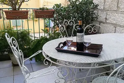 Romantique et calme, avec terrasse privée, wifi, près plages et Tramway