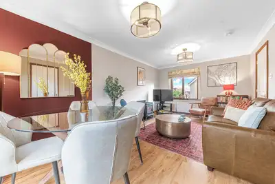 Image de Superbe chalet dans village paisible. Marchez jusqu'au pub convivial Dog. Adapté aux enfants